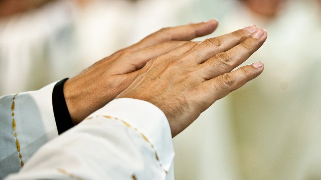 Le Vatican clarifie sa position sur la bénédiction des couples homosexuels